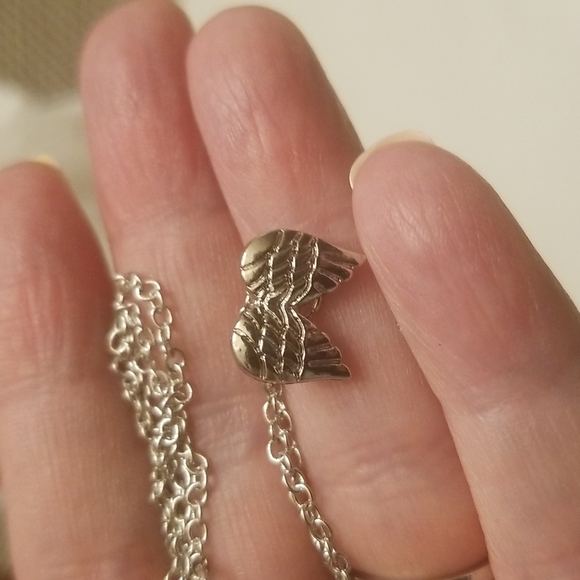 Jewelry - ❤ Tiny Angel Wings Necklace